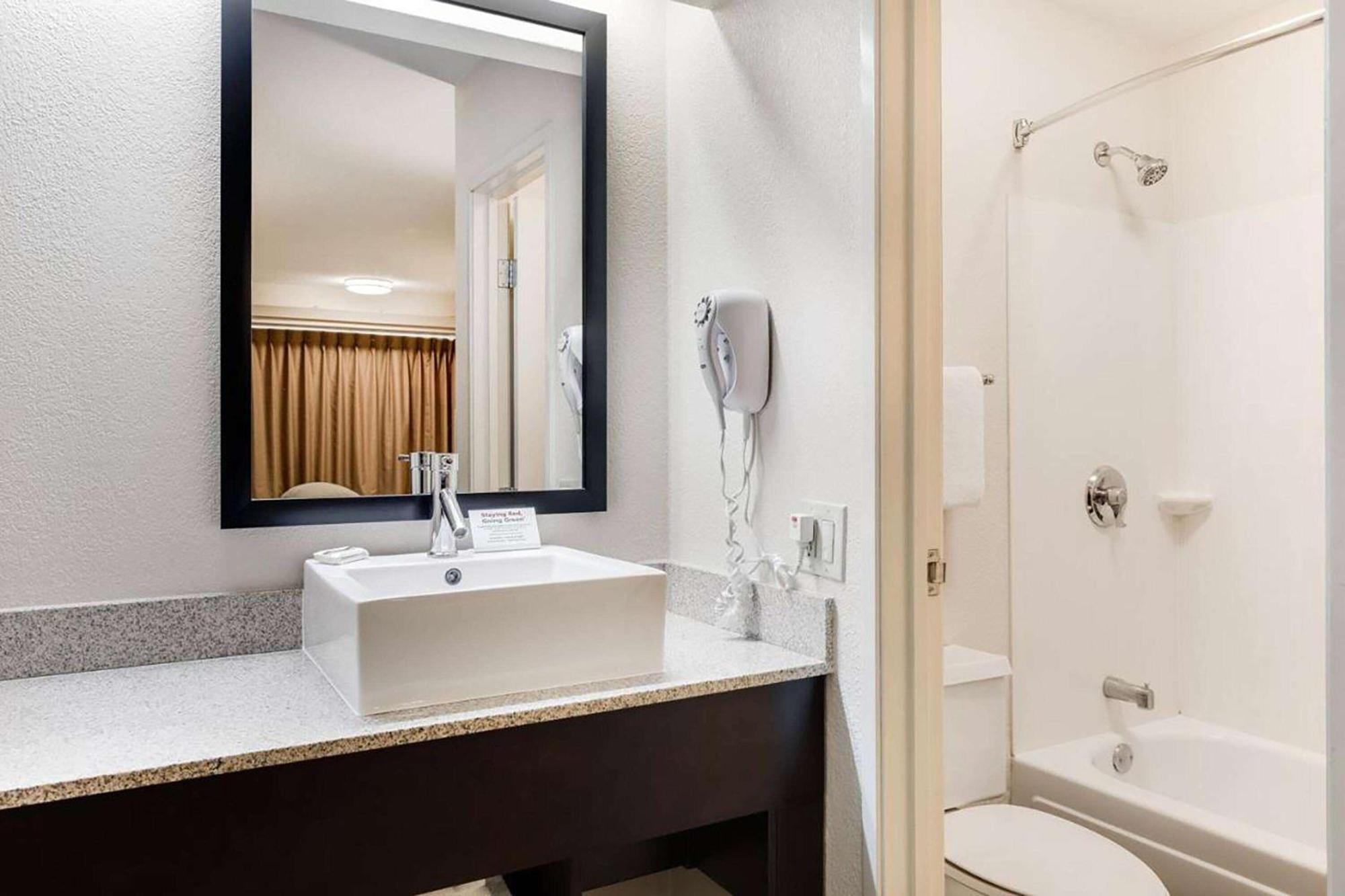 Super 8 By Wyndham Deerfield - Northbrook Hotel Luaran gambar