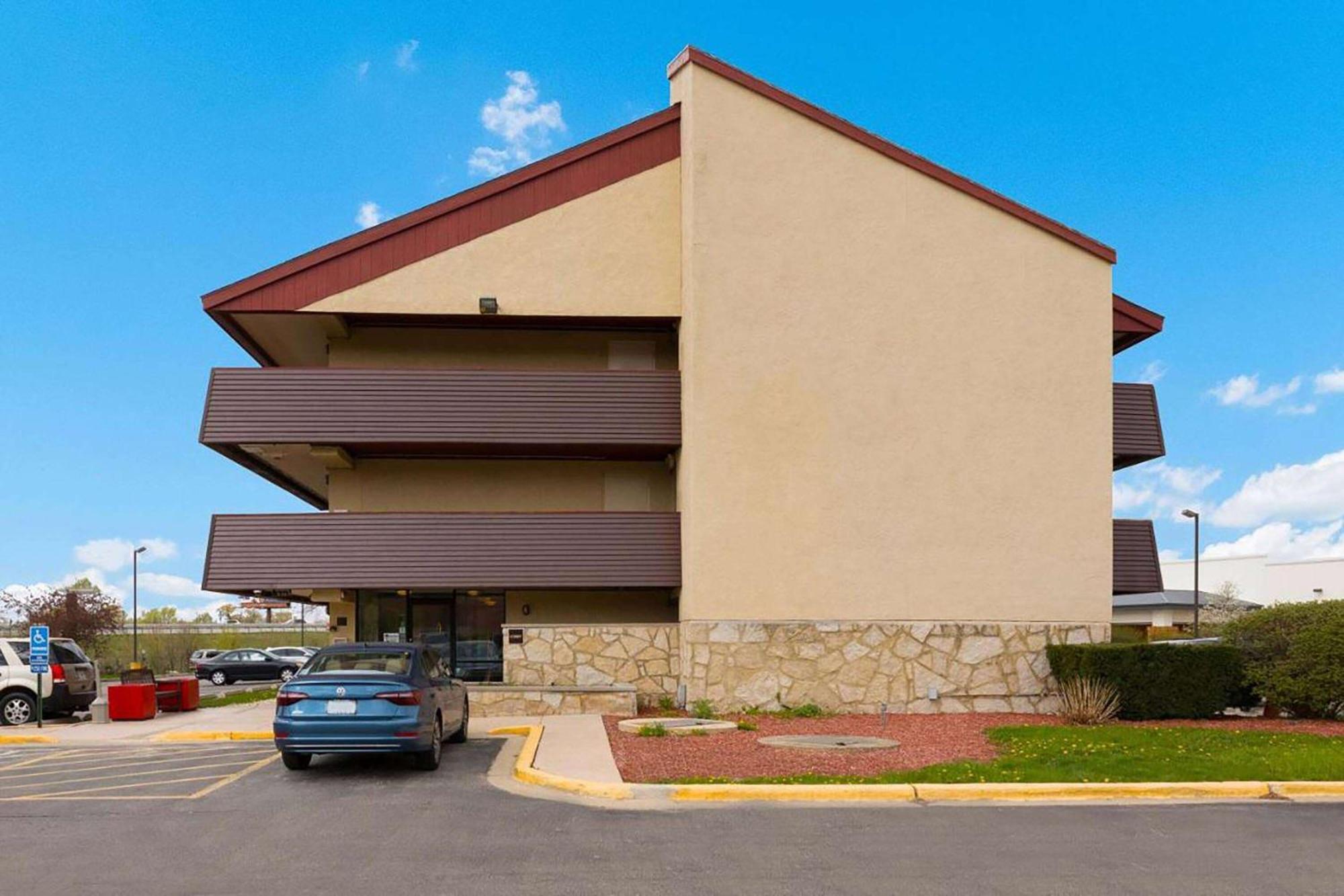 Super 8 By Wyndham Deerfield - Northbrook Hotel Luaran gambar