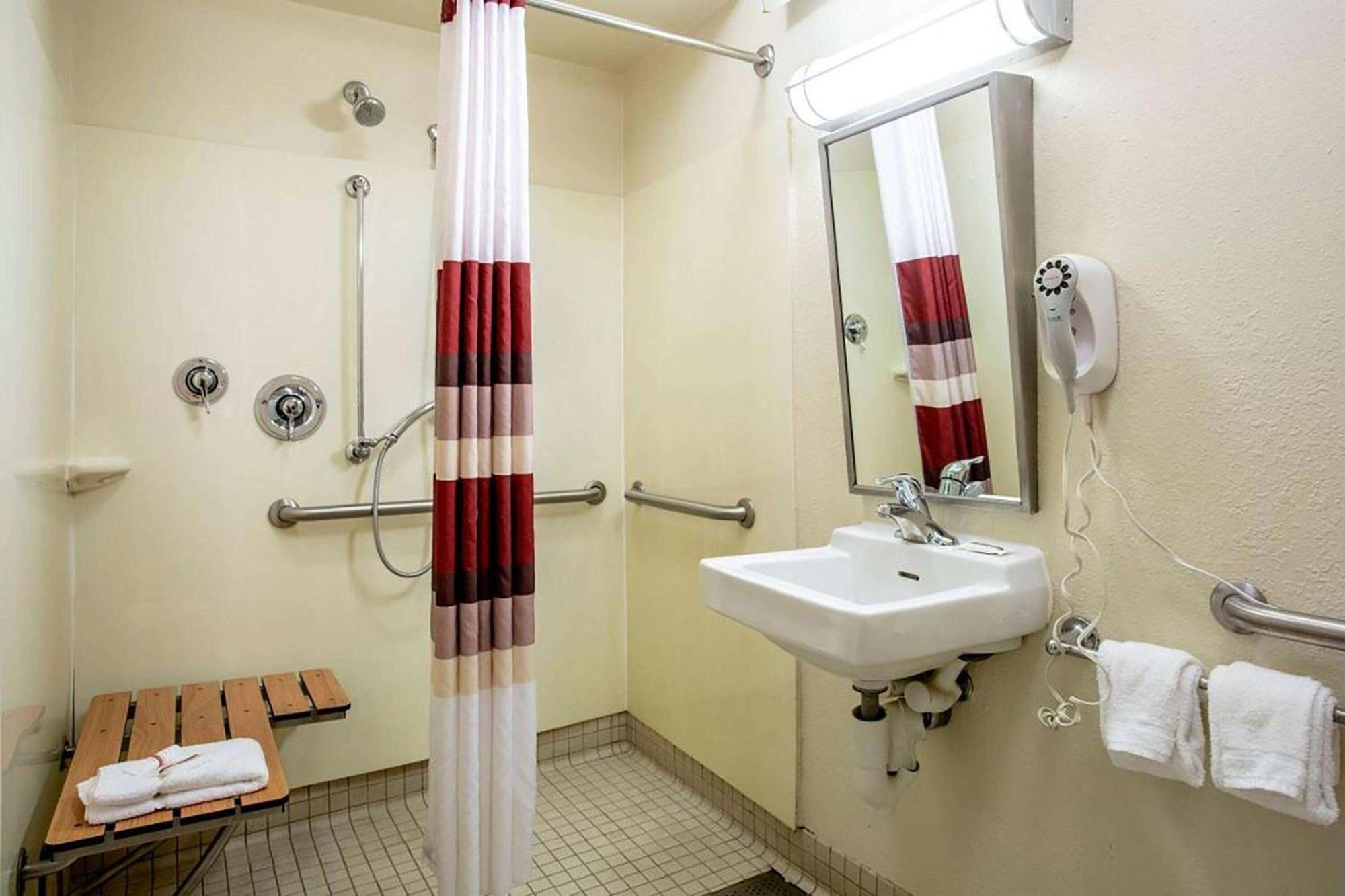 Super 8 By Wyndham Deerfield - Northbrook Hotel Luaran gambar
