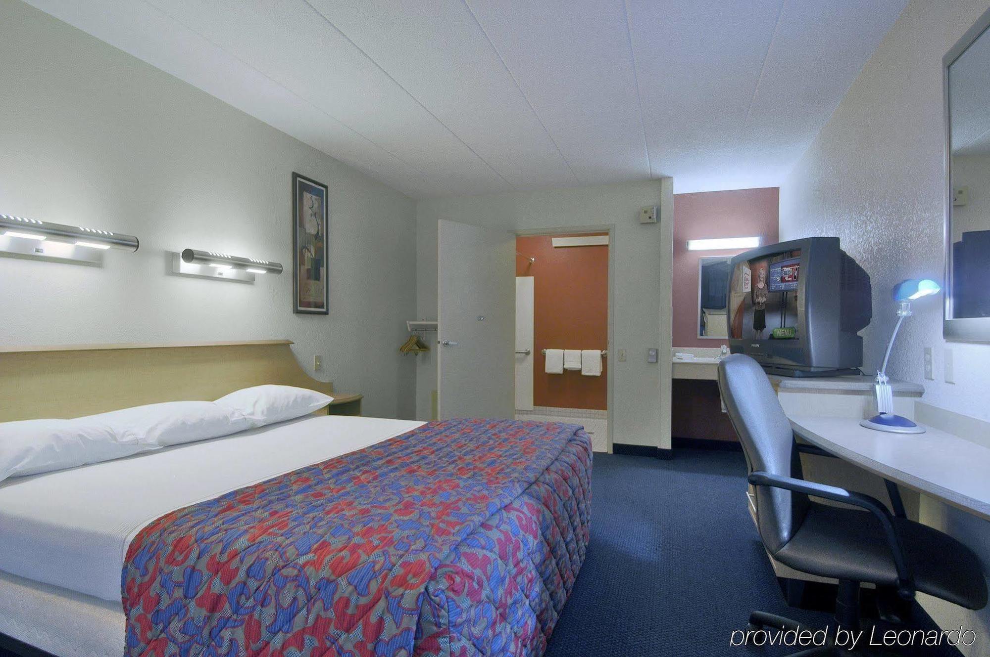 Super 8 By Wyndham Deerfield - Northbrook Hotel Luaran gambar